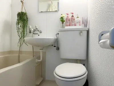 a bathroom with a toilet and a sink and a bath tub at \u65b0\u5bbf\u6700\u4e2d\u5fc3 \u6b4c\u821e\u4f0e\u753a \u4e1c\u65b0\u5bbf5\u5206 \u65b0\u5bbf9\u5206 \u6700\u591a4\u4eba \u76f4\u8fbe\u6e0b\u8c37\u539f\u5bbf\u4e0a\u91ce\u79cb\u8449\u539f in Tokyo