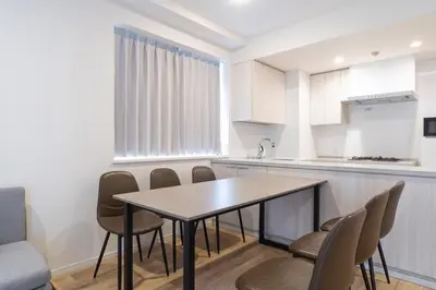a kitchen with a table and chairs in a room at \u5e83\u5c3e\u30a4\u30fc\u30b9\u30c8 in Tokyo