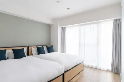 a bedroom with a large bed and a large window at \u5e83\u5c3e\u30a4\u30fc\u30b9\u30c8 in Tokyo