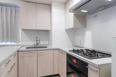 a white kitchen with a stove and a sink at \u5e83\u5c3e\u30a4\u30fc\u30b9\u30c8 in Tokyo