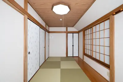 an empty hallway with windows and a ceiling at The \u30cd\u30b3\u30b6\u30cd HAUS in Urayasu