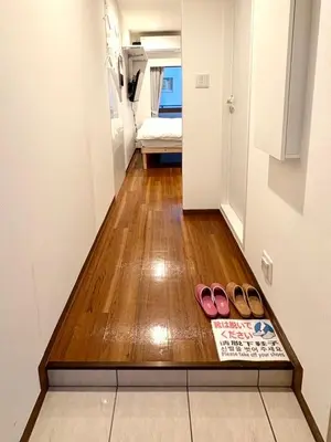 a pair of pink shoes sitting on the floor of a hallway at \u798f\u83ef\u30d3\u30eb205\u53f7\u5ba4 in Tokyo