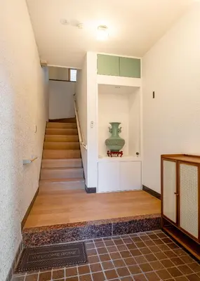a room with a staircase with a vase on a shelf at Asakusa4\u5206\u949f\u6674\u7a7a\u585410\u5206\u949f\u65e5\u5f0f\u6e29\u99a8\u548c\u5bbf201 MAX9\u4eba \u9ad8\u901fWIF in Tokyo