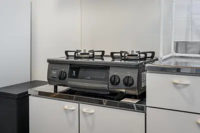 a kitchen with a stove top on a counter at Asakusa4\u5206\u949f\u6674\u7a7a\u585410\u5206\u949f\u65e5\u5f0f\u6e29\u99a8\u548c\u5bbf201 MAX9\u4eba \u9ad8\u901fWIF in Tokyo