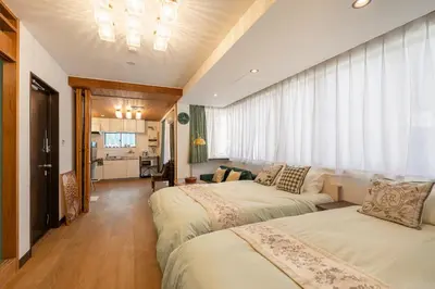 a bedroom with two beds and a living room at Asakusa4\u5206\u949f\u6674\u7a7a\u585410\u5206\u949f\u65e5\u5f0f\u6e29\u99a8\u548c\u5bbf201 MAX9\u4eba \u9ad8\u901fWIF in Tokyo