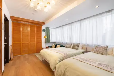 a bedroom with two beds and a window at Asakusa4\u5206\u949f\u6674\u7a7a\u585410\u5206\u949f\u65e5\u5f0f\u6e29\u99a8\u548c\u5bbf201 MAX9\u4eba \u9ad8\u901fWIF in Tokyo
