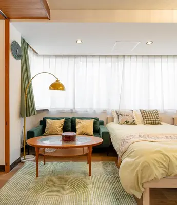 a room with two beds and a table and a couch at Asakusa4\u5206\u949f\u6674\u7a7a\u585410\u5206\u949f\u65e5\u5f0f\u6e29\u99a8\u548c\u5bbf201 MAX9\u4eba \u9ad8\u901fWIF in Tokyo