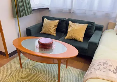 a living room with a couch and a table at Asakusa4\u5206\u949f\u6674\u7a7a\u585410\u5206\u949f\u65e5\u5f0f\u6e29\u99a8\u548c\u5bbf201 MAX9\u4eba \u9ad8\u901fWIF in Tokyo