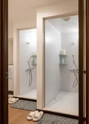 a mirror in a bathroom with a pair of shoes at Asakusa4\u5206\u949f\u6674\u7a7a\u585410\u5206\u949f\u65e5\u5f0f\u6e29\u99a8\u548c\u5bbf301 MAX9\u4eba \u9ad8\u901fWIF in Tokyo