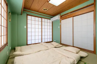 a room with four beds in it with windows at Asakusa4\u5206\u949f\u6674\u7a7a\u585410\u5206\u949f\u65e5\u5f0f\u6e29\u99a8\u548c\u5bbf301 MAX9\u4eba \u9ad8\u901fWIF in Tokyo
