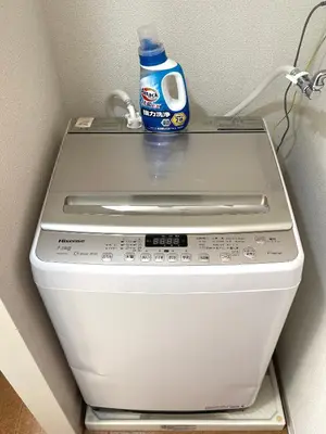a bottle of water sitting on top of a washing machine at #5 WiFi無料&東新宿4分!歌舞伎町のホテルライク清潔部屋! in Tokyo