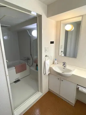 a bathroom with a sink and a shower at #5 WiFi無料&東新宿4分!歌舞伎町のホテルライク清潔部屋! in Tokyo