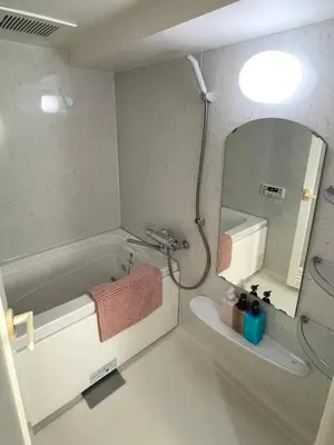 a bathroom with a bath tub and a mirror at #5 WiFi無料&東新宿4分!歌舞伎町のホテルライク清潔部屋! in Tokyo