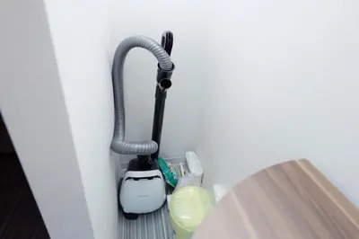 a vacuum cleaner in a corner of a wall at Ra Grande by Tranova in Tokyo