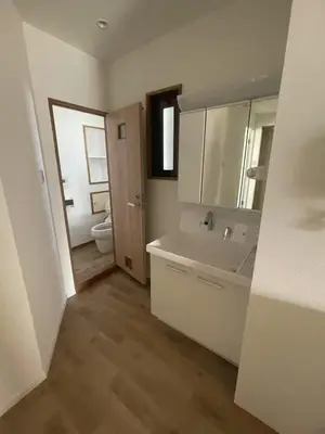 a bathroom with a white sink and a toilet at \u6d45\u8349\u8907\u5f0f\u30a2\u30d1\u30fc\u30c8\u30e1\u30f3\u30c8\u6c11\u5bbf \u6700\u592710\u4eba in Tokyo