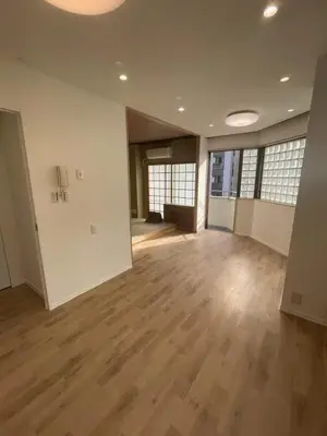 an empty room with wood floors and windows at \u6d45\u8349\u8907\u5f0f\u30a2\u30d1\u30fc\u30c8\u30e1\u30f3\u30c8\u6c11\u5bbf \u6700\u592710\u4eba in Tokyo