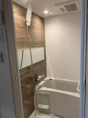 a bathroom with a bath tub and a sink at \u6d45\u8349\u8907\u5f0f\u30a2\u30d1\u30fc\u30c8\u30e1\u30f3\u30c8\u6c11\u5bbf \u6700\u592710\u4eba in Tokyo