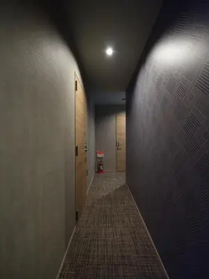 an empty hallway with a hallwayngthngthngthngthngthngthngthngthngthngth at T-home\u96c6 T-home SHU in Tokyo