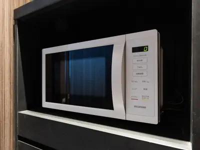 a microwave oven sitting on top of a shelf at APA Hotel Omori Ekimae Higashi in Tokyo