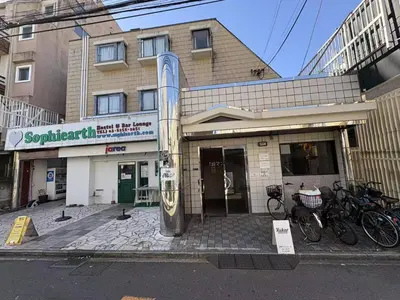 a building with bikes parked in front of it at \u65e5\u97d3\u30de\u30f3\u30b7\u30e7\u30f3 in Tokyo