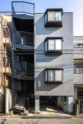 a building with balconies on the side of it at Kichi01 \u5927\u4eba\u3082\u5b50\u4f9b\u3082\u3086\u3063\u304f\u308a\u3068\u3067\u304d\u308b\u304a\u90e8\u5c4b in Tokyo
