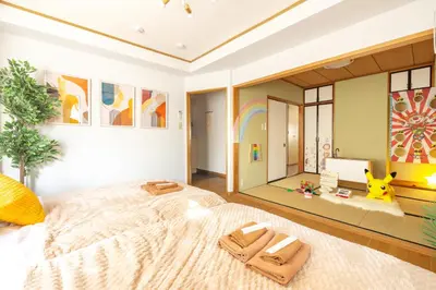 a bedroom with a large bed with a large mirror at Kichi01 \u5927\u4eba\u3082\u5b50\u4f9b\u3082\u3086\u3063\u304f\u308a\u3068\u3067\u304d\u308b\u304a\u90e8\u5c4b in Tokyo