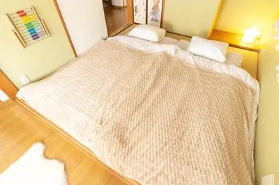 a small bedroom with a large bed in it at Kichi01 \u5927\u4eba\u3082\u5b50\u4f9b\u3082\u3086\u3063\u304f\u308a\u3068\u3067\u304d\u308b\u304a\u90e8\u5c4b in Tokyo
