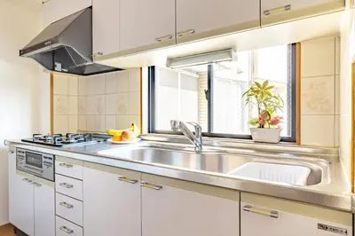 a kitchen with a sink and a window at Kichi01 \u5927\u4eba\u3082\u5b50\u4f9b\u3082\u3086\u3063\u304f\u308a\u3068\u3067\u304d\u308b\u304a\u90e8\u5c4b in Tokyo