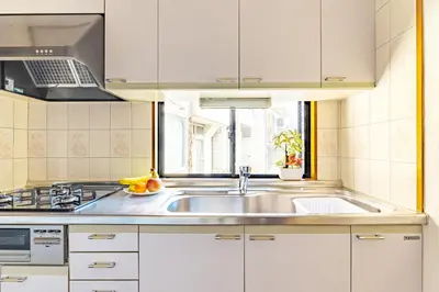 a white kitchen with a sink and a window at Kichi01 \u5927\u4eba\u3082\u5b50\u4f9b\u3082\u3086\u3063\u304f\u308a\u3068\u3067\u304d\u308b\u304a\u90e8\u5c4b in Tokyo