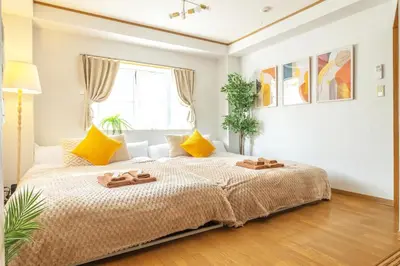 a bedroom with a bed with two towels on it at Kichi01 \u5927\u4eba\u3082\u5b50\u4f9b\u3082\u3086\u3063\u304f\u308a\u3068\u3067\u304d\u308b\u304a\u90e8\u5c4b in Tokyo