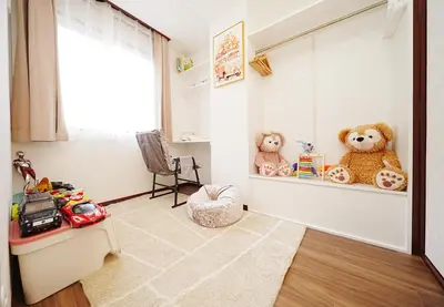 a room with two teddy bears sitting on a shelf at Tokyo RIRIARU HOTEL \u65b0\u5fa1\u5f92\u753a in Tokyo