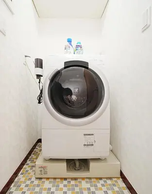a washing machine sitting on top of a box at Tokyo RIRIARU HOTEL \u65b0\u5fa1\u5f92\u753a in Tokyo