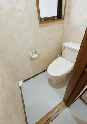 a bathroom with a toilet and a window at \u70df\u96e8\u8f69 202 in Tokyo
