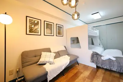 a living room with a couch and a bed at \u30b9\u30bf\u30fc\u30cf\u30a4\u30c4\u84b2\u7530301 in Tokyo