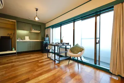 a kitchen and living room with a table and chairs at \u30b9\u30bf\u30fc\u30cf\u30a4\u30c4\u84b2\u7530301 in Tokyo
