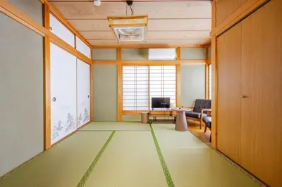 an empty room with a green floor in the middle of a room at Ohanachaya 3 Chome in Tokyo