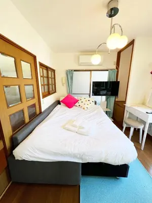 a bedroom with a large white bed in a room at Ohanachaya 3 Chome in Tokyo