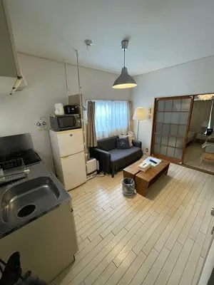 a kitchen and living room with a couch and a table at Yuri\u30d1\u30ec\u30b9\u65b0\u5bbf\u65b0\u5927\u4e45\u4fdd\u99c53\u5206 in Tokyo