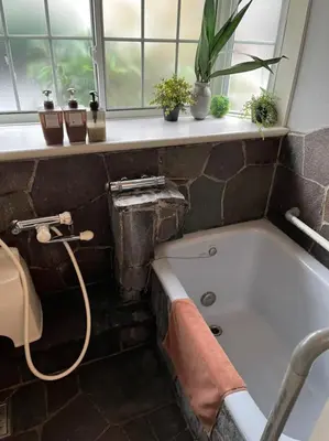 a bath tub in a bathroom with a sink at Yuri\u30d1\u30ec\u30b9\u65b0\u5bbf\u65b0\u5927\u4e45\u4fdd\u99c53\u5206 in Tokyo