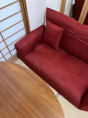 a red couch with red pillows next to a table at Yuri\u30d1\u30ec\u30b9\u65b0\u5bbf\u65b0\u5927\u4e45\u4fdd\u99c53\u5206 in Tokyo