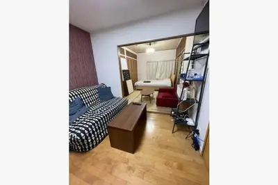 a living room with a couch and a mirror at Yuri\u30d1\u30ec\u30b9\u65b0\u5bbf\u65b0\u5927\u4e45\u4fdd\u99c53\u5206 in Tokyo