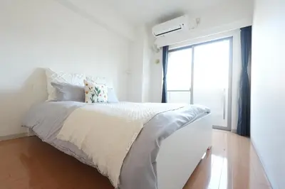 a white bedroom with a bed and a window at \u9326\u7cf8\u753a \u4e21\u56fd\u30a8\u30ea\u30a2\u8fd1\u304f\u306e\u5feb\u9069\u30b2\u30b9\u30c8\u30cf\u30a6\u30b9 DLoY2 in Tokyo