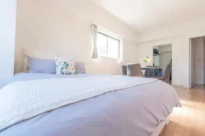 a bedroom with a large white bed with a window at \u9326\u7cf8\u753a \u4e21\u56fd\u30a8\u30ea\u30a2\u8fd1\u304f\u306e\u5feb\u9069\u30b2\u30b9\u30c8\u30cf\u30a6\u30b9 DLoY2 in Tokyo
