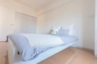 a white bedroom with a large bed with white walls at \u9326\u7cf8\u753a \u4e21\u56fd\u30a8\u30ea\u30a2\u8fd1\u304f\u306e\u5feb\u9069\u30b2\u30b9\u30c8\u30cf\u30a6\u30b9 DLoY2 in Tokyo