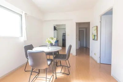 a dining room with a table and chairs at \u9326\u7cf8\u753a \u4e21\u56fd\u30a8\u30ea\u30a2\u8fd1\u304f\u306e\u5feb\u9069\u30b2\u30b9\u30c8\u30cf\u30a6\u30b9 DLoY2 in Tokyo