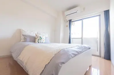a white bedroom with a bed and a window at \u9326\u7cf8\u753a \u4e21\u56fd\u30a8\u30ea\u30a2\u8fd1\u304f\u306e\u5feb\u9069\u30b2\u30b9\u30c8\u30cf\u30a6\u30b9 DLoY2 in Tokyo