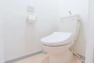 a white toilet in a bathroom with a roll of toilet paper at \u9326\u7cf8\u753a \u4e21\u56fd\u30a8\u30ea\u30a2\u8fd1\u304f\u306e\u5feb\u9069\u30b2\u30b9\u30c8\u30cf\u30a6\u30b9 DLoY2 in Tokyo