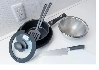 a kitchen counter with a frying pan and utensils at \u3077\u3075\u304bTk\u6771\u5411\u5cf6303-1min to Higashi Mukojima Sta 3F Cozy Stay Near Skytree Asakusa in Tokyo