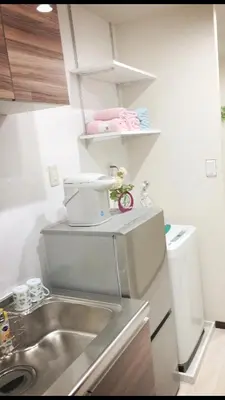 a small kitchen with a sink and a sink at \u677f\u6a4b\u99c5\u304b\u3089\u5f92\u6b692\u5206 3\u968e\u5efa\u3066\u548c\u5ba4\u3068\u30ed\u30d5\u30c8\u5b8c\u5099-\u7af9\u904a\u6797 in Tokyo