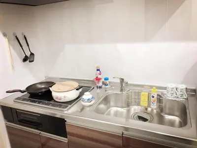 a kitchen counter with a sink and a stove at \u677f\u6a4b\u99c5\u304b\u3089\u5f92\u6b692\u5206 3\u968e\u5efa\u3066\u548c\u5ba4\u3068\u30ed\u30d5\u30c8\u5b8c\u5099-\u7af9\u904a\u6797 in Tokyo